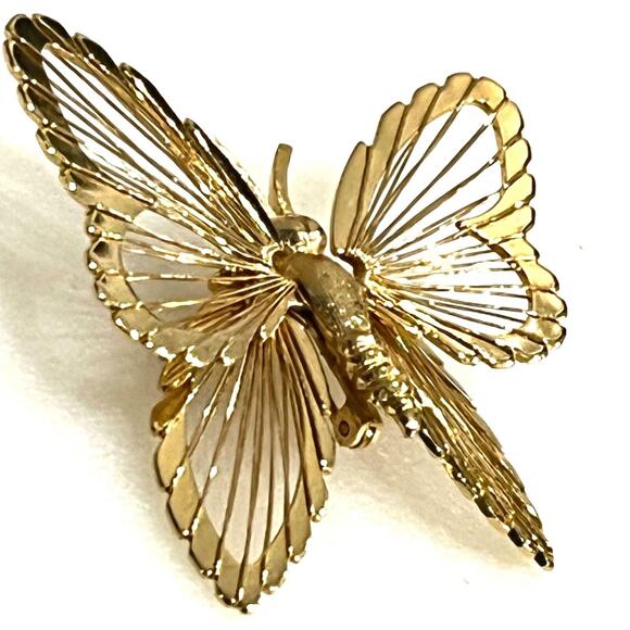 Monet Gold Butterfly Brooch 1.75" Wire Open Metalwork Signed Pin Bouncy Wing Vtg - Picture 3 of 12
